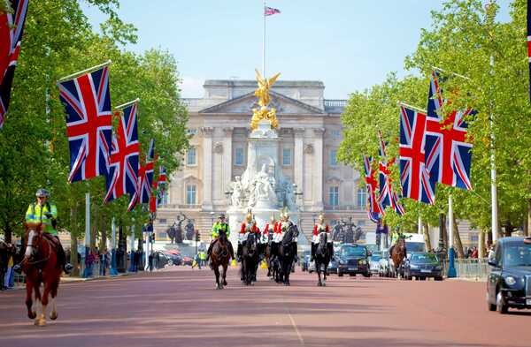 BHT 2 Buckingham Palace Guard Change.jpg